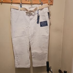 Bandolino White Capris with Lace Belt